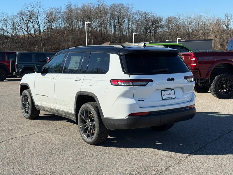 Jeep Grand Cherokee L Vehicle Full-screen Gallery Image 3