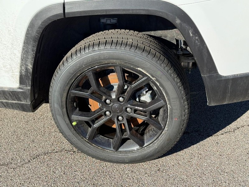 Jeep Grand Cherokee L Vehicle Full-screen Gallery Image 4