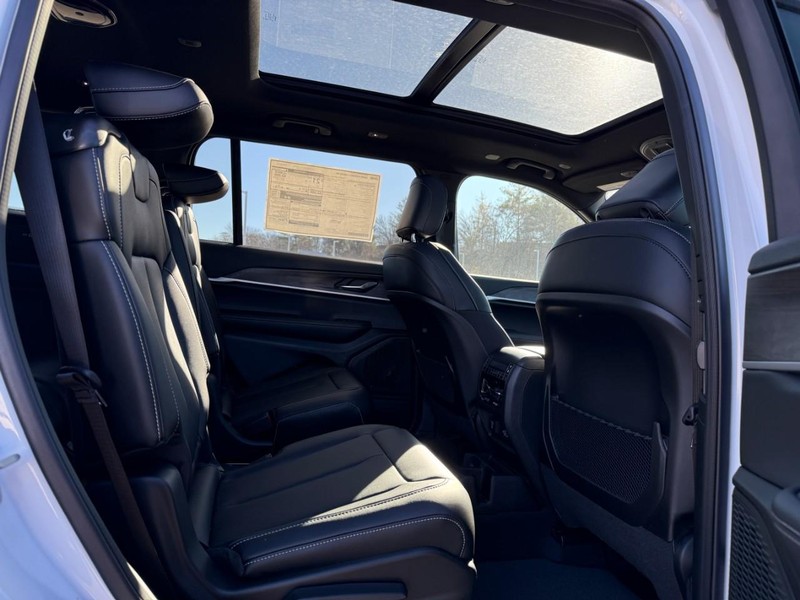 Jeep Grand Cherokee L Vehicle Full-screen Gallery Image 5