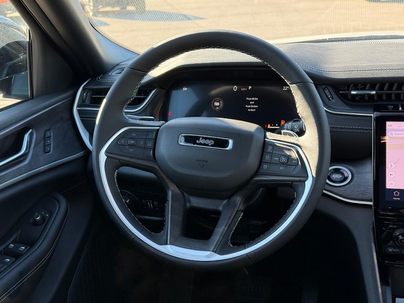 Jeep Grand Cherokee L Vehicle Full-screen Gallery Image 8