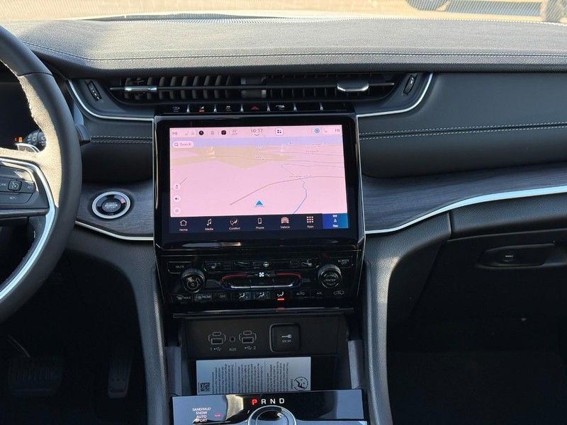 Jeep Grand Cherokee L Vehicle Full-screen Gallery Image 9