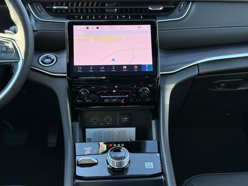 Jeep Grand Cherokee L Vehicle Full-screen Gallery Image 10