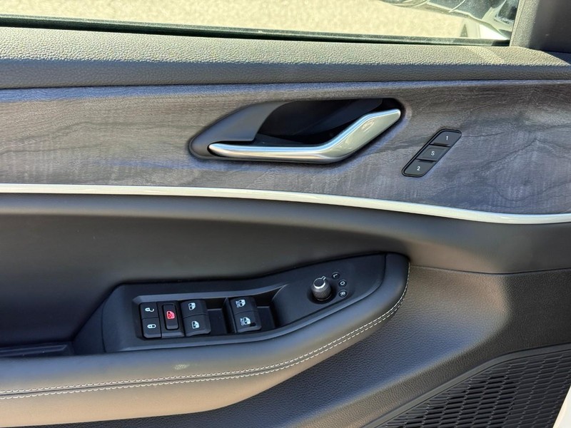 Jeep Grand Cherokee L Vehicle Full-screen Gallery Image 12