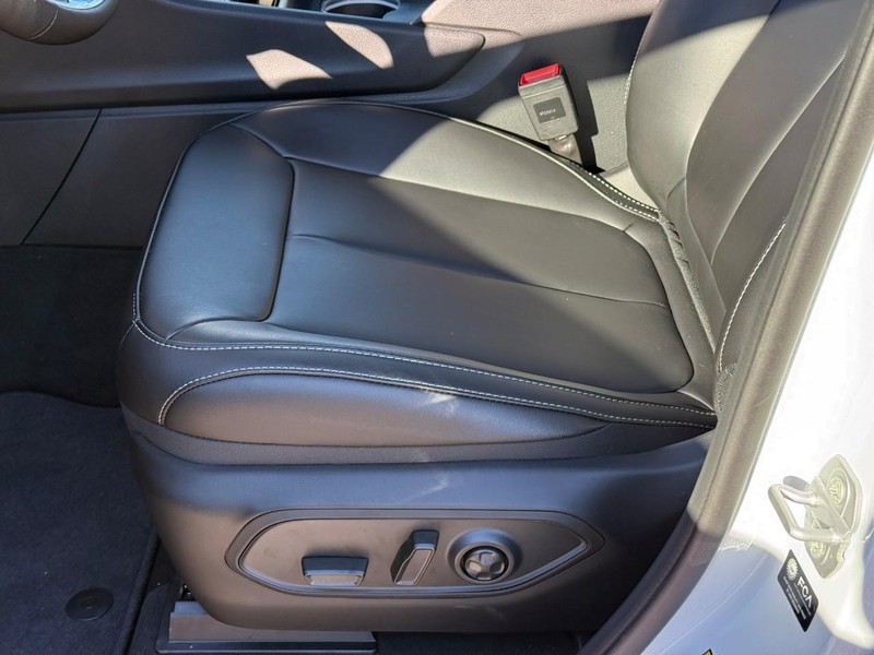 Jeep Grand Cherokee L Vehicle Full-screen Gallery Image 13