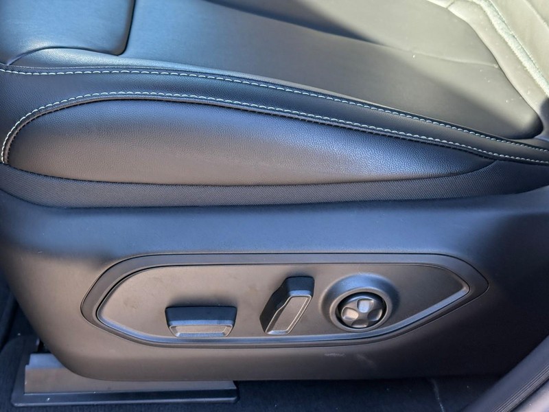 Jeep Grand Cherokee L Vehicle Full-screen Gallery Image 14