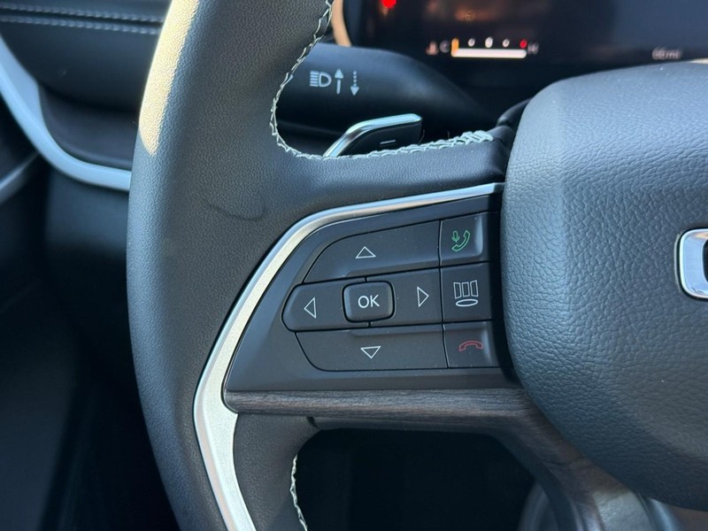 Jeep Grand Cherokee L Vehicle Full-screen Gallery Image 15