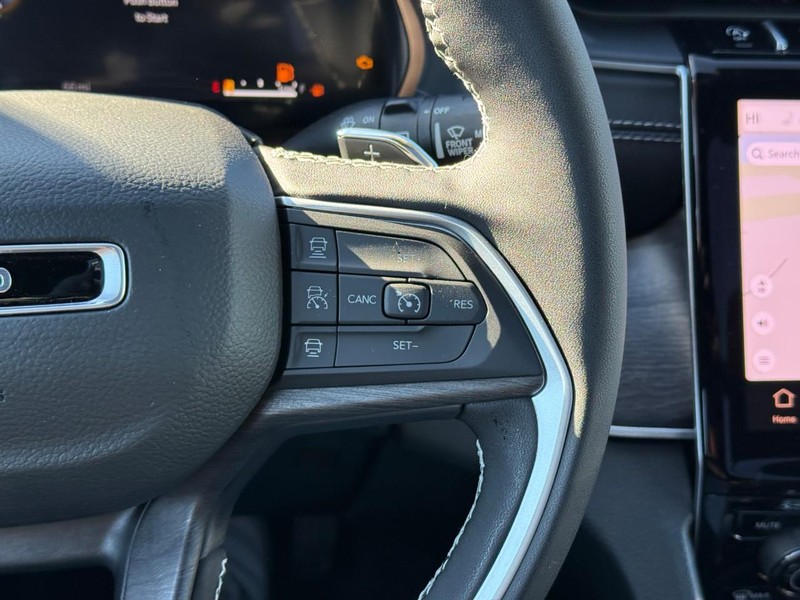 Jeep Grand Cherokee L Vehicle Full-screen Gallery Image 16