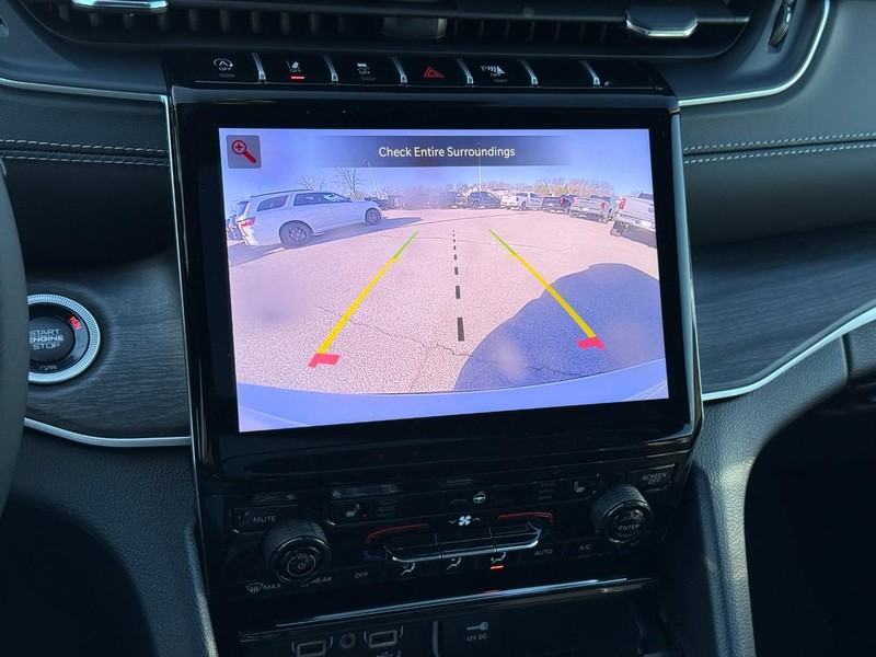 Jeep Grand Cherokee L Vehicle Full-screen Gallery Image 19