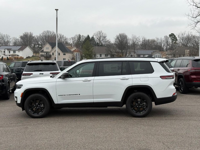 Jeep Grand Cherokee L Vehicle Full-screen Gallery Image 2
