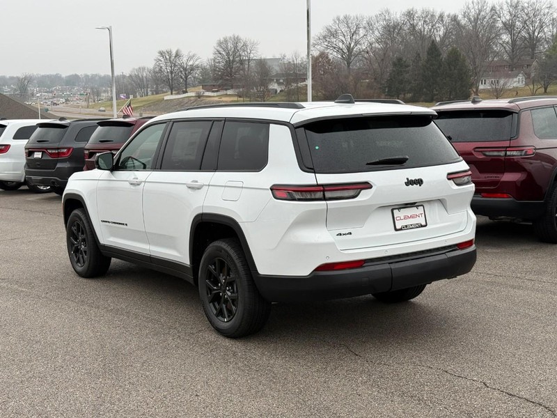 Jeep Grand Cherokee L Vehicle Full-screen Gallery Image 3