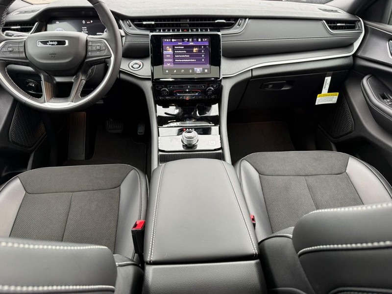 Jeep Grand Cherokee L Vehicle Full-screen Gallery Image 6