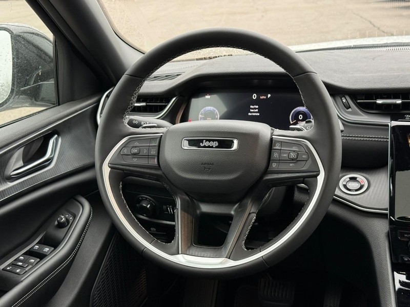 Jeep Grand Cherokee L Vehicle Full-screen Gallery Image 7