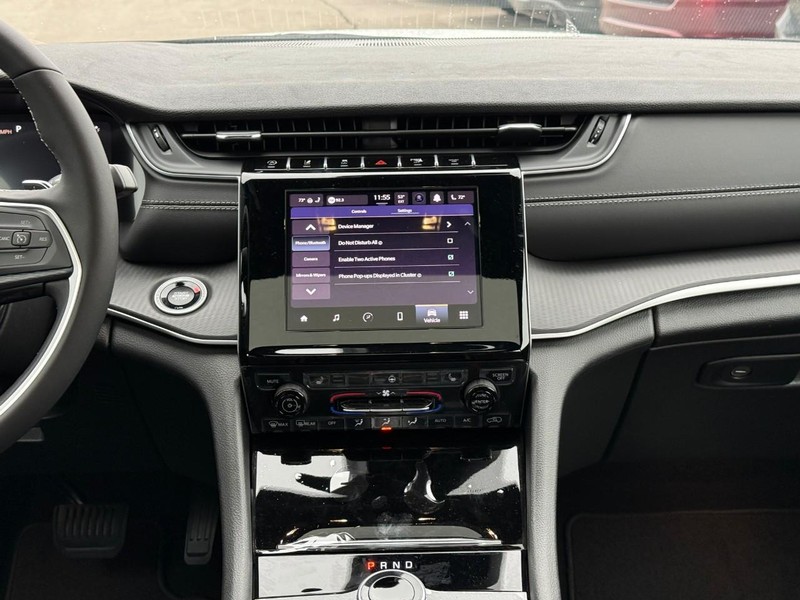 Jeep Grand Cherokee L Vehicle Full-screen Gallery Image 8