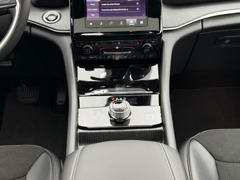 Jeep Grand Cherokee L Vehicle Full-screen Gallery Image 10