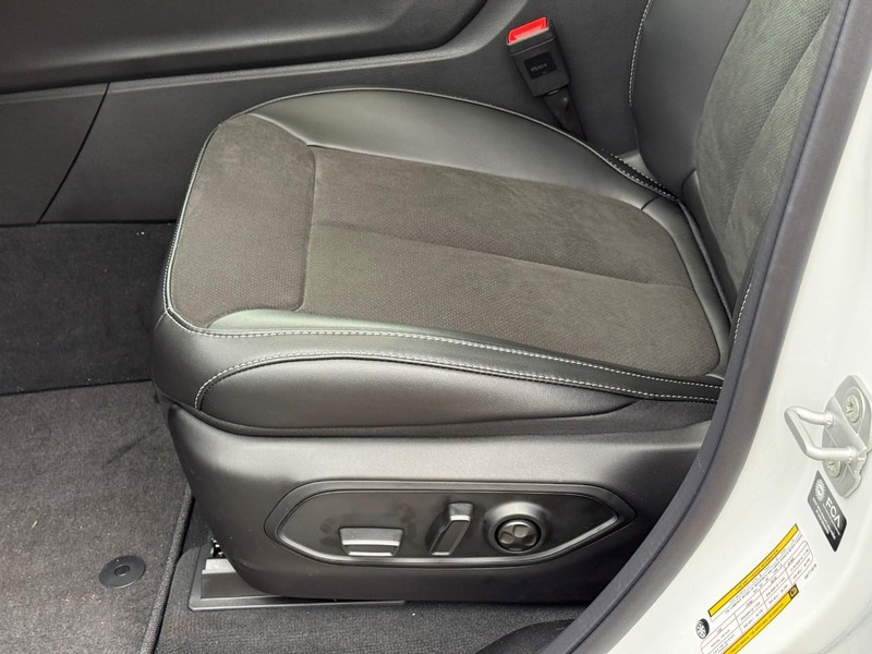 Jeep Grand Cherokee L Vehicle Full-screen Gallery Image 12