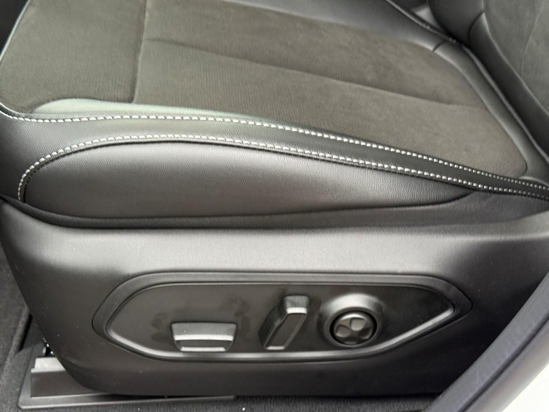 Jeep Grand Cherokee L Vehicle Full-screen Gallery Image 13