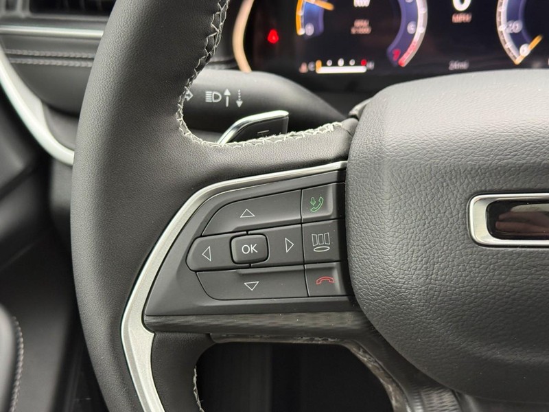 Jeep Grand Cherokee L Vehicle Full-screen Gallery Image 16