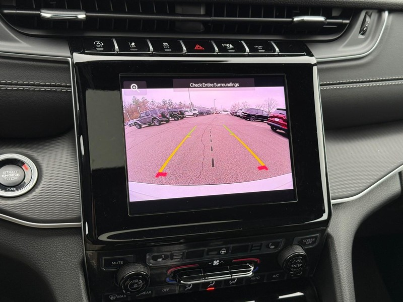 Jeep Grand Cherokee L Vehicle Full-screen Gallery Image 17