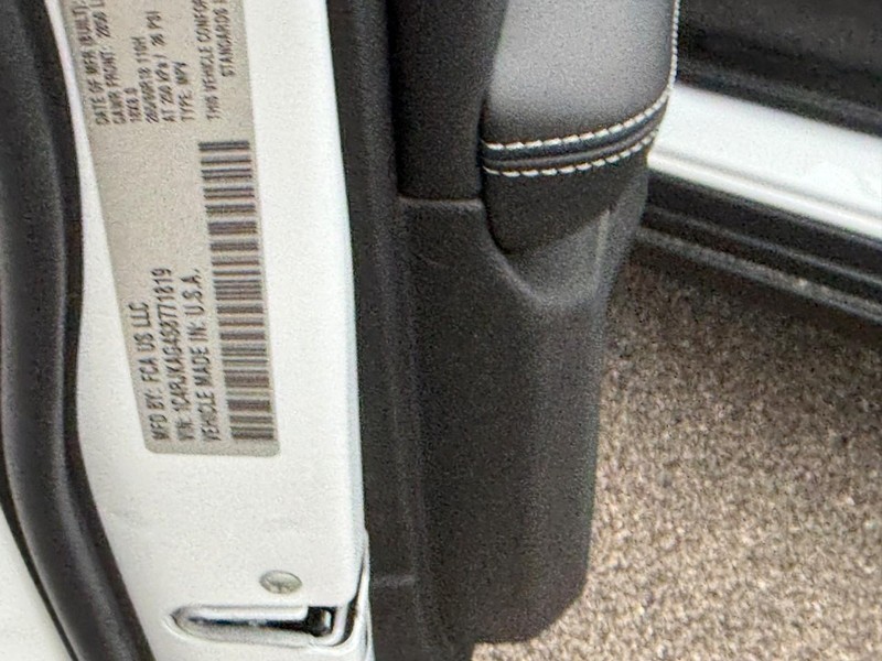 Jeep Grand Cherokee L Vehicle Full-screen Gallery Image 18