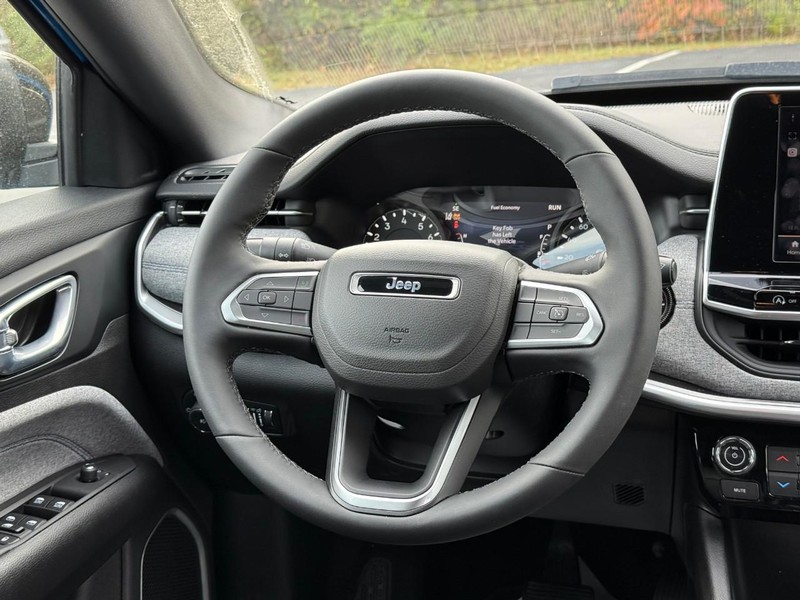 Jeep Compass Vehicle Image 11