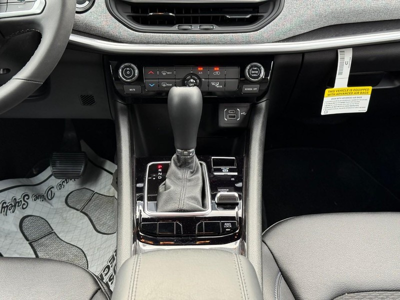 Jeep Compass Vehicle Image 13