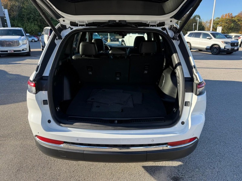 Jeep Grand Cherokee 4xe Vehicle Full-screen Gallery Image 6