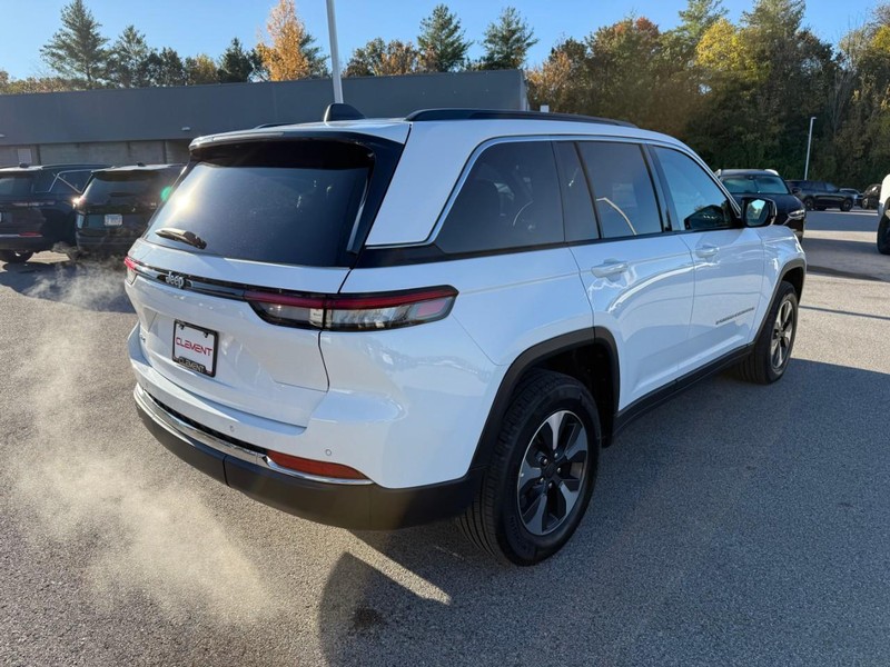 Jeep Grand Cherokee 4xe Vehicle Full-screen Gallery Image 8