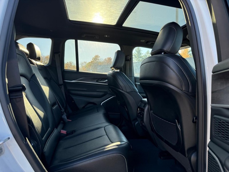 Jeep Grand Cherokee 4xe Vehicle Full-screen Gallery Image 10