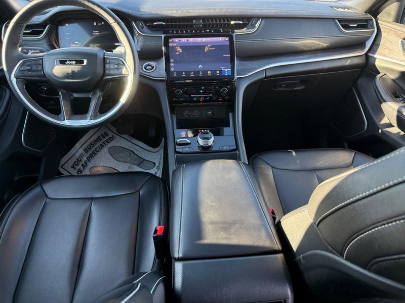 Jeep Grand Cherokee 4xe Vehicle Full-screen Gallery Image 11