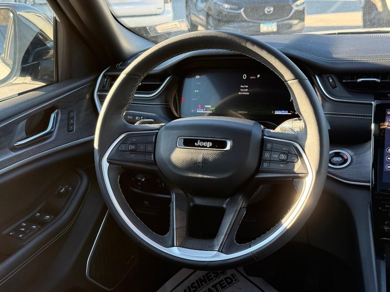 Jeep Grand Cherokee 4xe Vehicle Full-screen Gallery Image 12