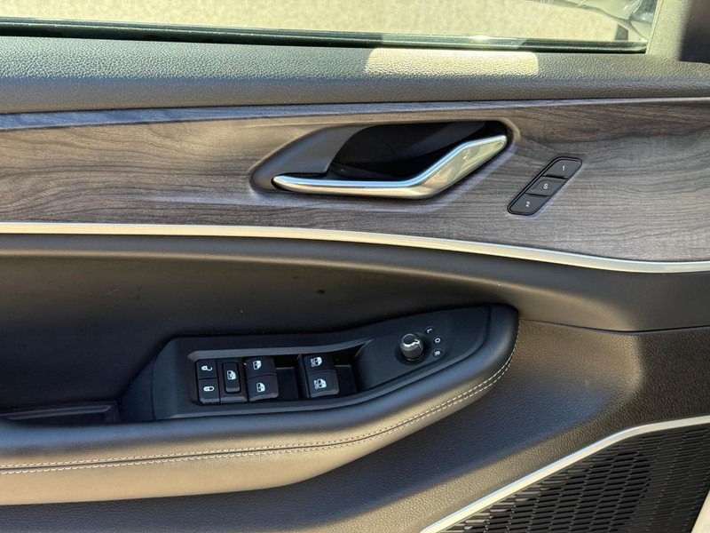 Jeep Grand Cherokee 4xe Vehicle Full-screen Gallery Image 15