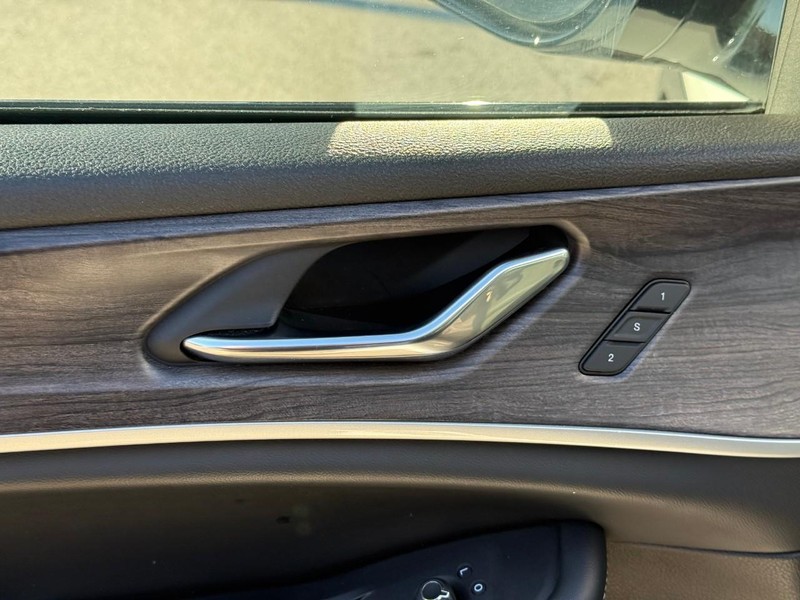 Jeep Grand Cherokee 4xe Vehicle Full-screen Gallery Image 16