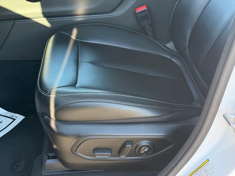 Jeep Grand Cherokee 4xe Vehicle Full-screen Gallery Image 17