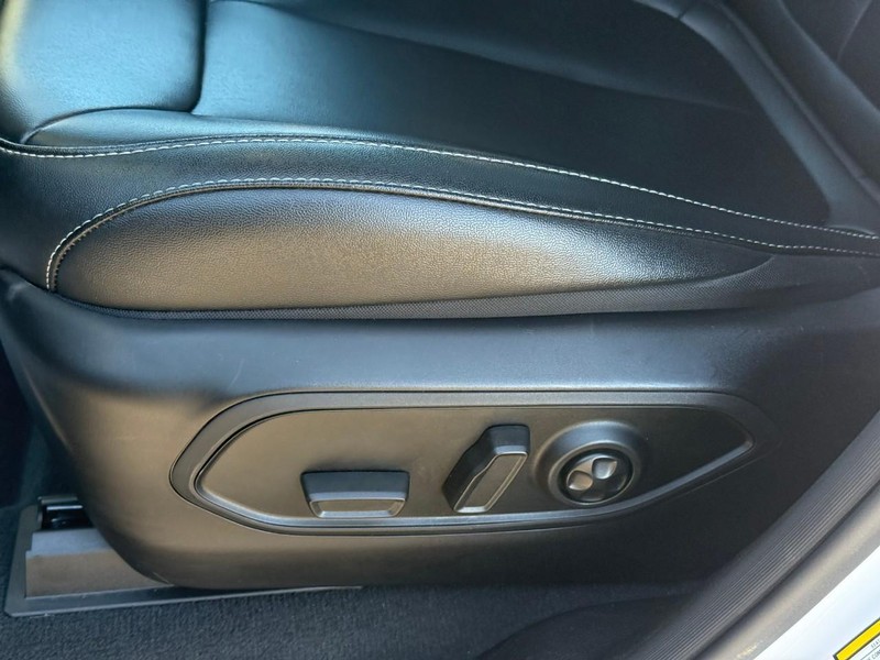 Jeep Grand Cherokee 4xe Vehicle Full-screen Gallery Image 18