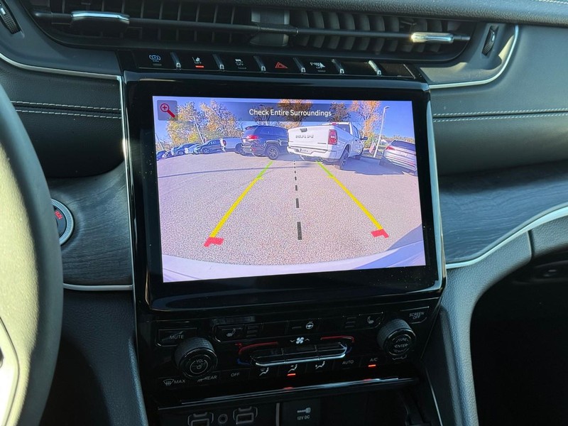 Jeep Grand Cherokee 4xe Vehicle Full-screen Gallery Image 22