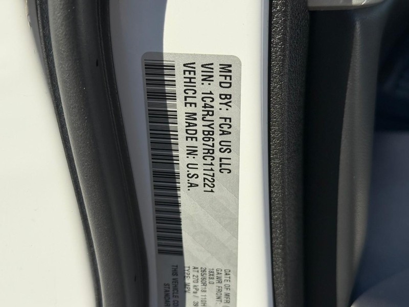 Jeep Grand Cherokee 4xe Vehicle Full-screen Gallery Image 24