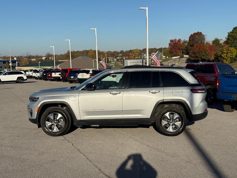 Jeep Grand Cherokee 4xe Vehicle Full-screen Gallery Image 2