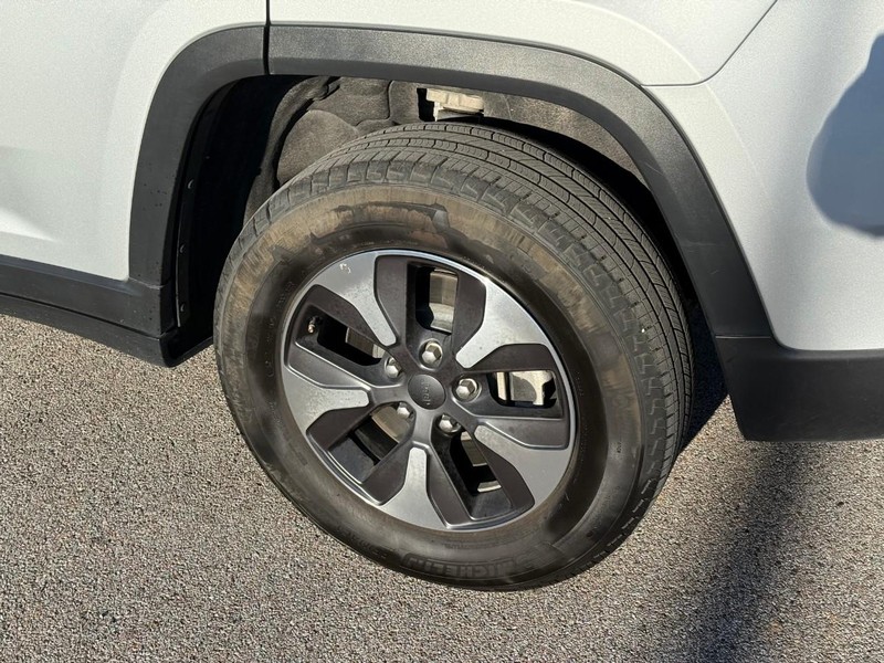 Jeep Grand Cherokee 4xe Vehicle Full-screen Gallery Image 4