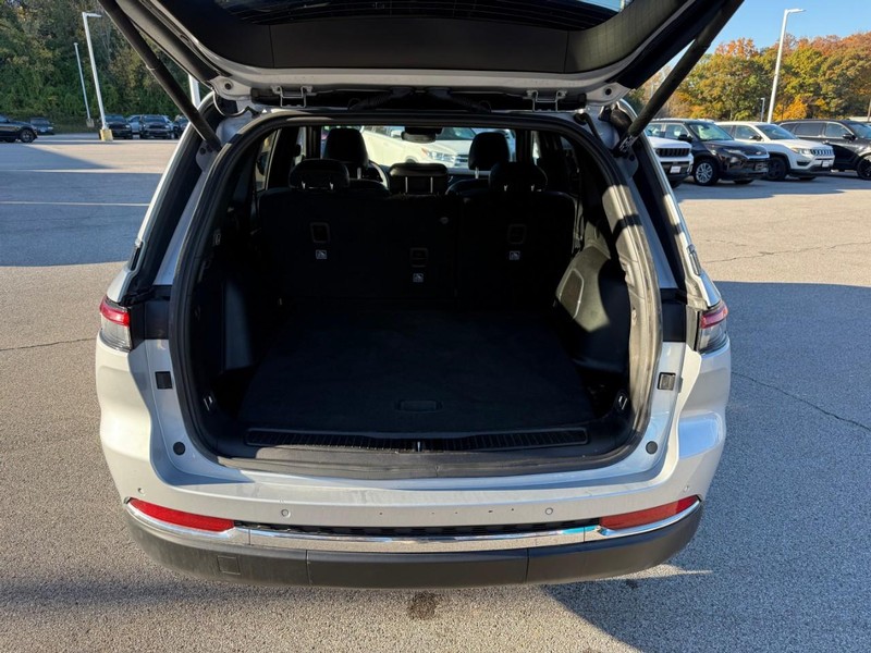 Jeep Grand Cherokee 4xe Vehicle Full-screen Gallery Image 5