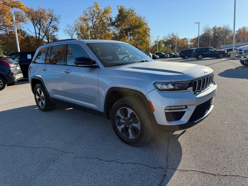 Jeep Grand Cherokee 4xe Vehicle Full-screen Gallery Image 8