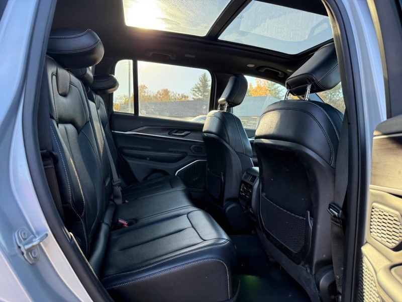 Jeep Grand Cherokee 4xe Vehicle Full-screen Gallery Image 10