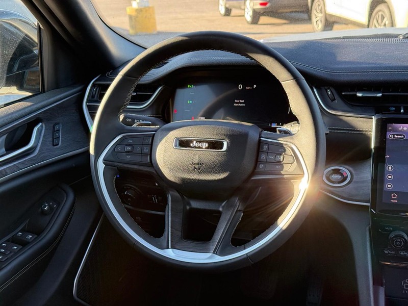 Jeep Grand Cherokee 4xe Vehicle Full-screen Gallery Image 12