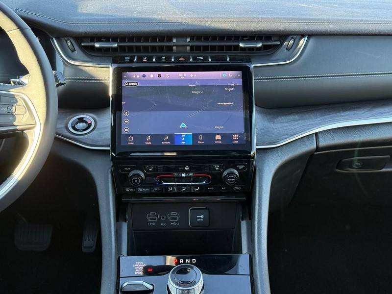 Jeep Grand Cherokee 4xe Vehicle Full-screen Gallery Image 13