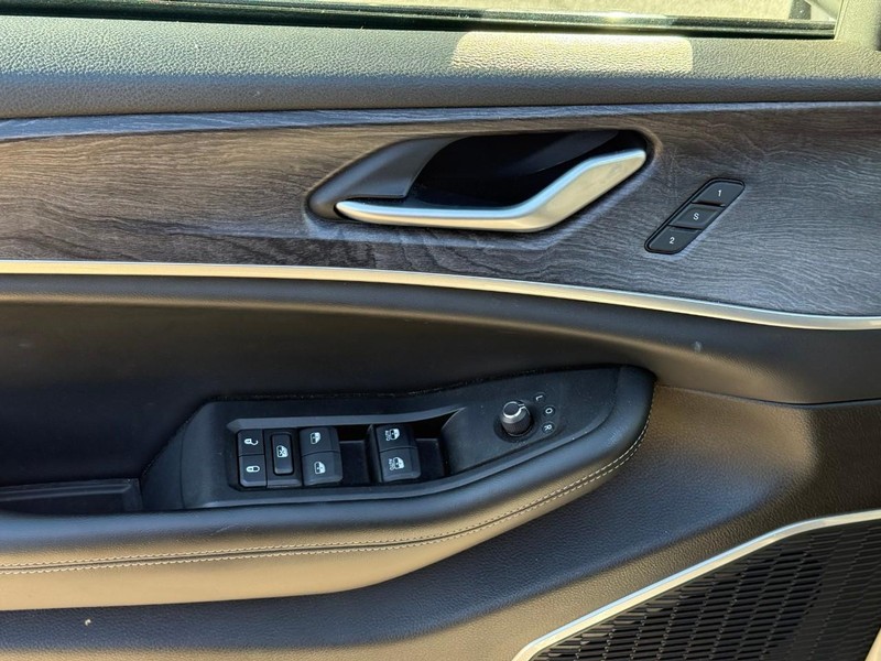 Jeep Grand Cherokee 4xe Vehicle Full-screen Gallery Image 15