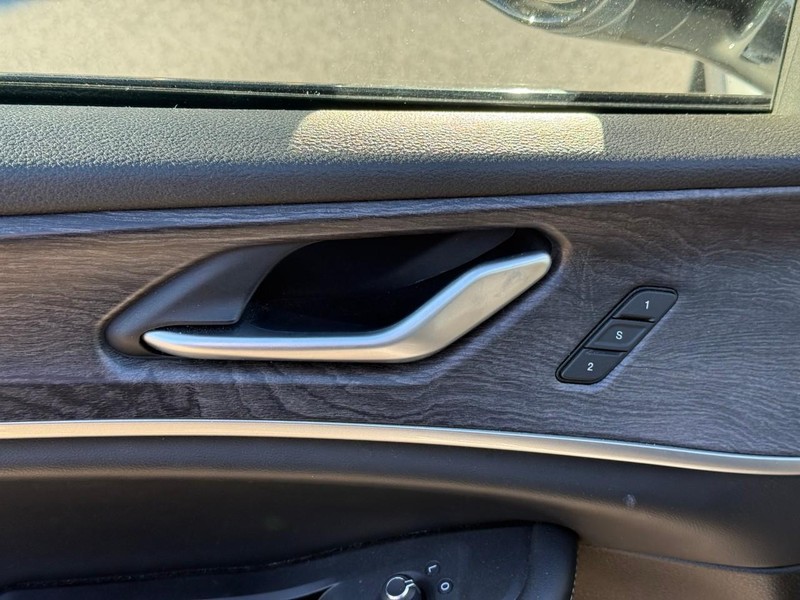 Jeep Grand Cherokee 4xe Vehicle Full-screen Gallery Image 16