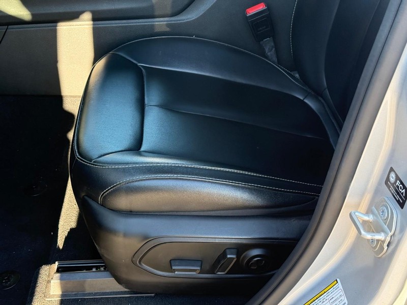 Jeep Grand Cherokee 4xe Vehicle Full-screen Gallery Image 17