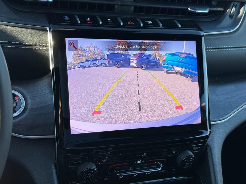 Jeep Grand Cherokee 4xe Vehicle Full-screen Gallery Image 23