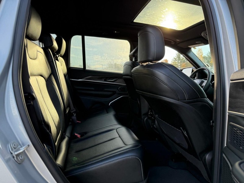 Jeep Grand Cherokee 4xe Vehicle Full-screen Gallery Image 10