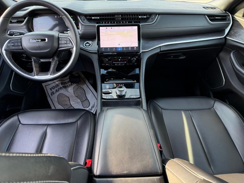 Jeep Grand Cherokee 4xe Vehicle Full-screen Gallery Image 11