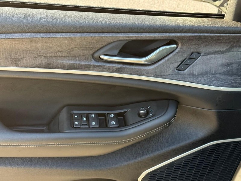 Jeep Grand Cherokee 4xe Vehicle Full-screen Gallery Image 15